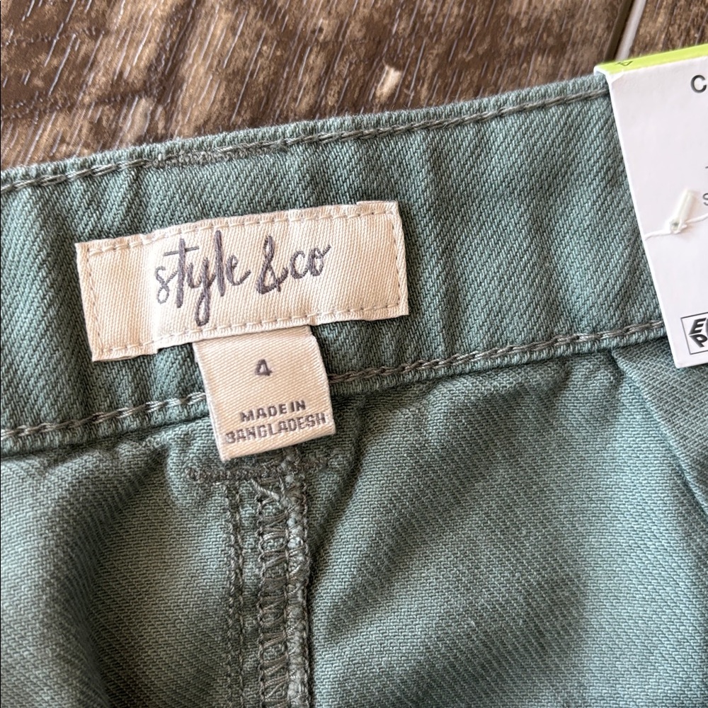 Mid Rise shorts - Picture 3 of 10